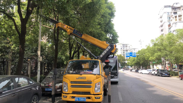 18米登高车修剪树枝施工现场